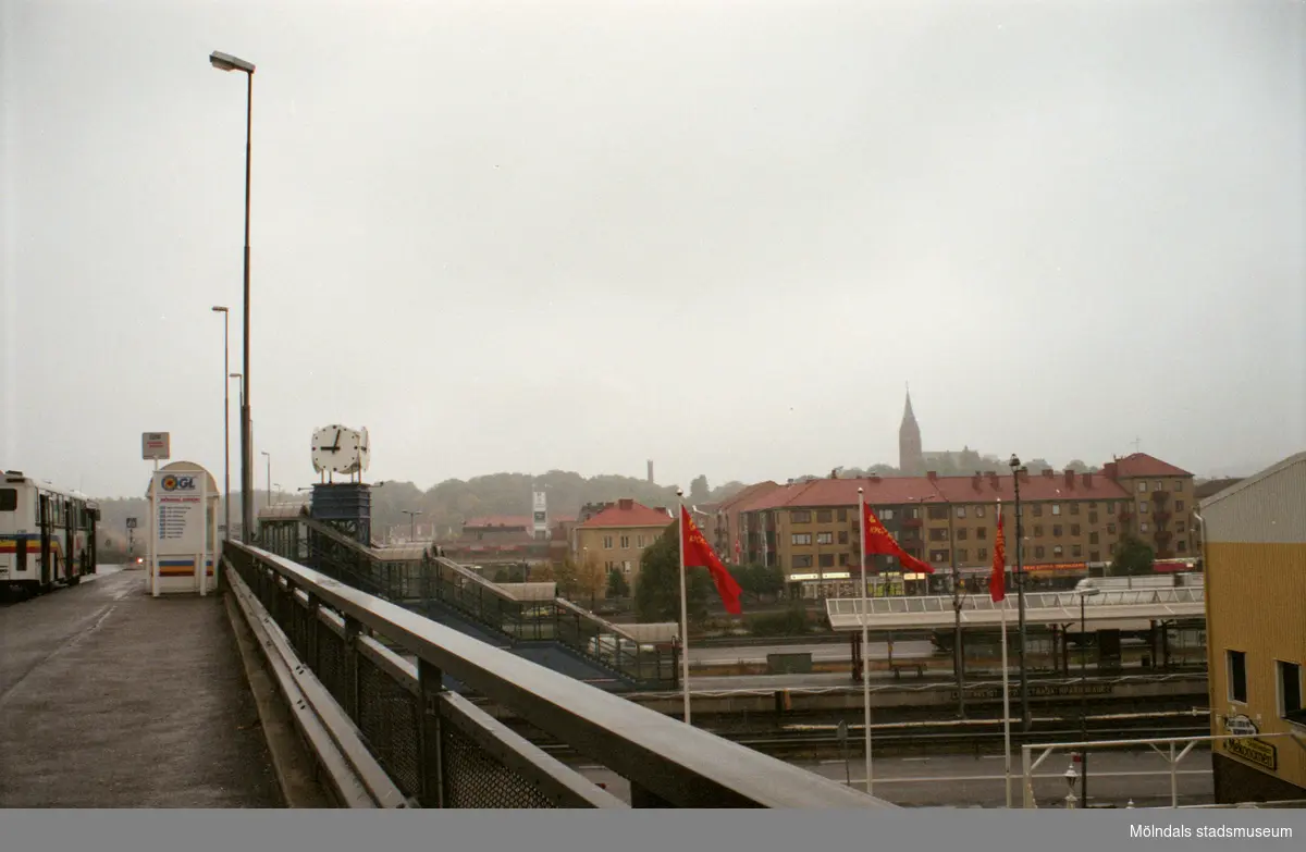 Vy västerut på brons busshållplats. Mölndalsbro i dag - ett skolpedagogiskt dokumentationsprojekt på Mölndals museum under oktober 1996. 1996_1173-1187 är gjorda av högstadieelever från Kvarnbyskolan 9D, grupp 3. Se även 1996_0913-0940.