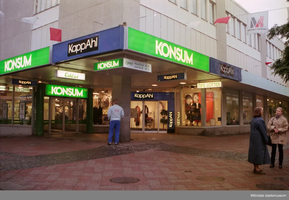 Konsum på Brogatan. Mölndalsbro i dag - ett skolpedagogiskt dokumentationsprojekt på Mölndals museum under oktober 1996. 1996_1173-1187 är gjorda av högstadieelever från Kvarnbyskolan 9D, grupp 3. Se även 1996_0913-0940.