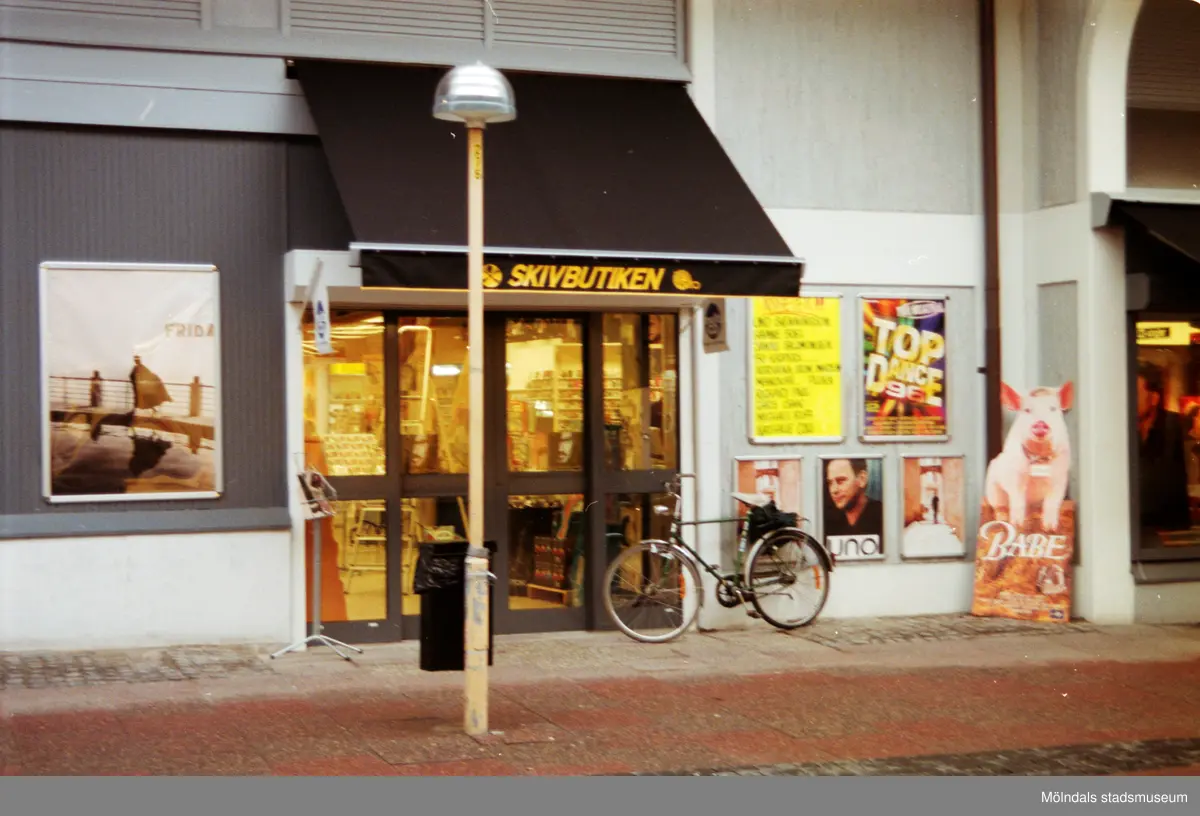 Skivbutiken på Brogatan. Mölndalsbro i dag - ett skolpedagogiskt dokumentationsprojekt på Mölndals museum under oktober 1996. 1996_1190-1211 är gjorda av högstadieelever från Kvarnbyskolan 9D, grupp 4. Se även 1996_0913-0940.