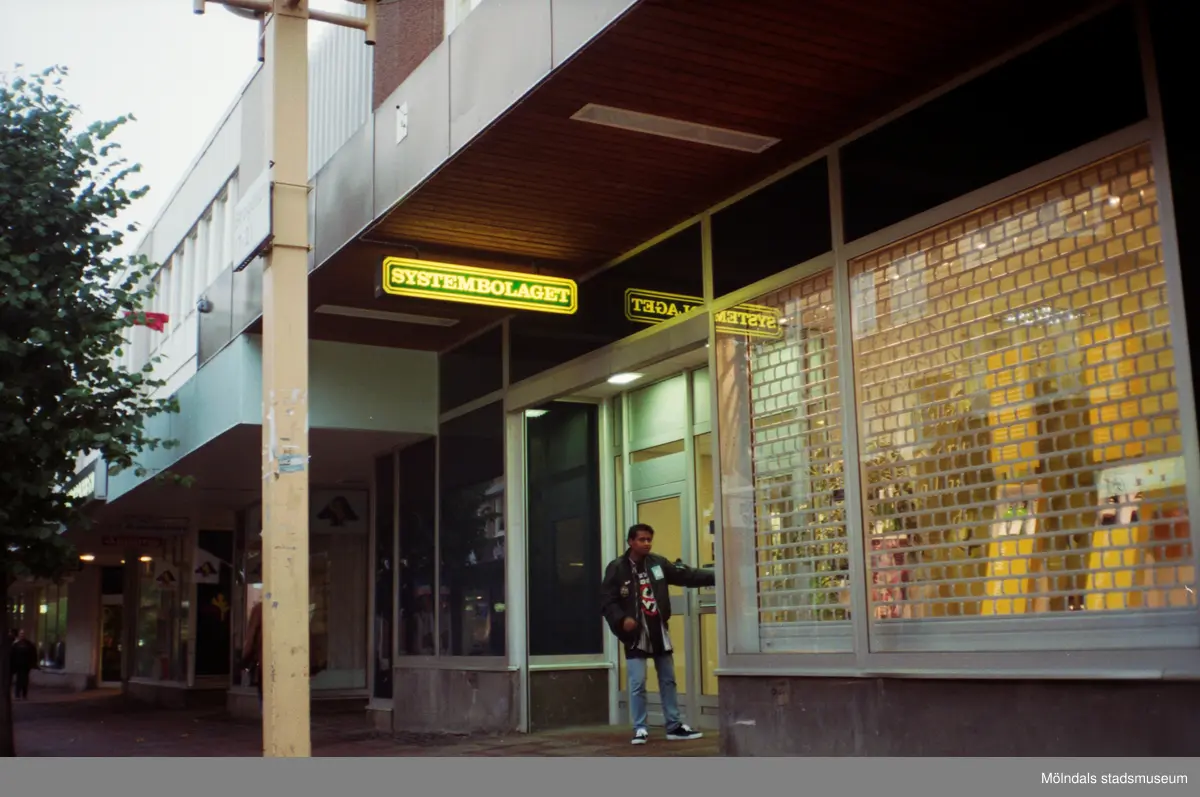 Systembolaget på Brogatan. Mölndalsbro i dag - ett skolpedagogiskt dokumentationsprojekt på Mölndals museum under oktober 1996. 1996_1212-1226 är gjorda av högstadieelever från Kvarnbyskolan 9D, grupp 5. Se även 1996_0913-0940.