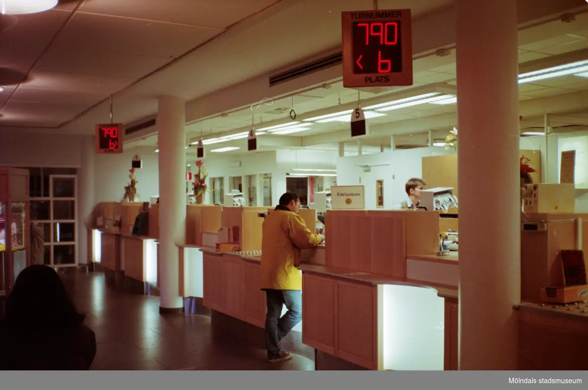 Skandinaviska Enskilda Bankens insida på Brogatan/Nygatan. Mölndalsbro i dag - ett skolpedagogiskt dokumentationsprojekt på Mölndals museum under oktober 1996. 1996_1212-1226 är gjorda av högstadieelever från Kvarnbyskolan 9D, grupp 5. Se även 1996_0913-0940.