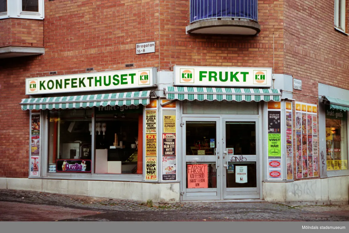 Konfekthuset i hörnet av Brogatan/Mölndals torg. Mölndalsbro i dag - ett skolpedagogiskt dokumentationsprojekt på Mölndals museum under oktober 1996. 1996_1264-1282 är gjorda av högstadieelever från Åbyskolan 8A, grupp 2. Se även 1996_0913-0940, gruppbilder på klasserna 1996_1382-1405 och bilder från den färdiga utställningen 1996_1358-1381.