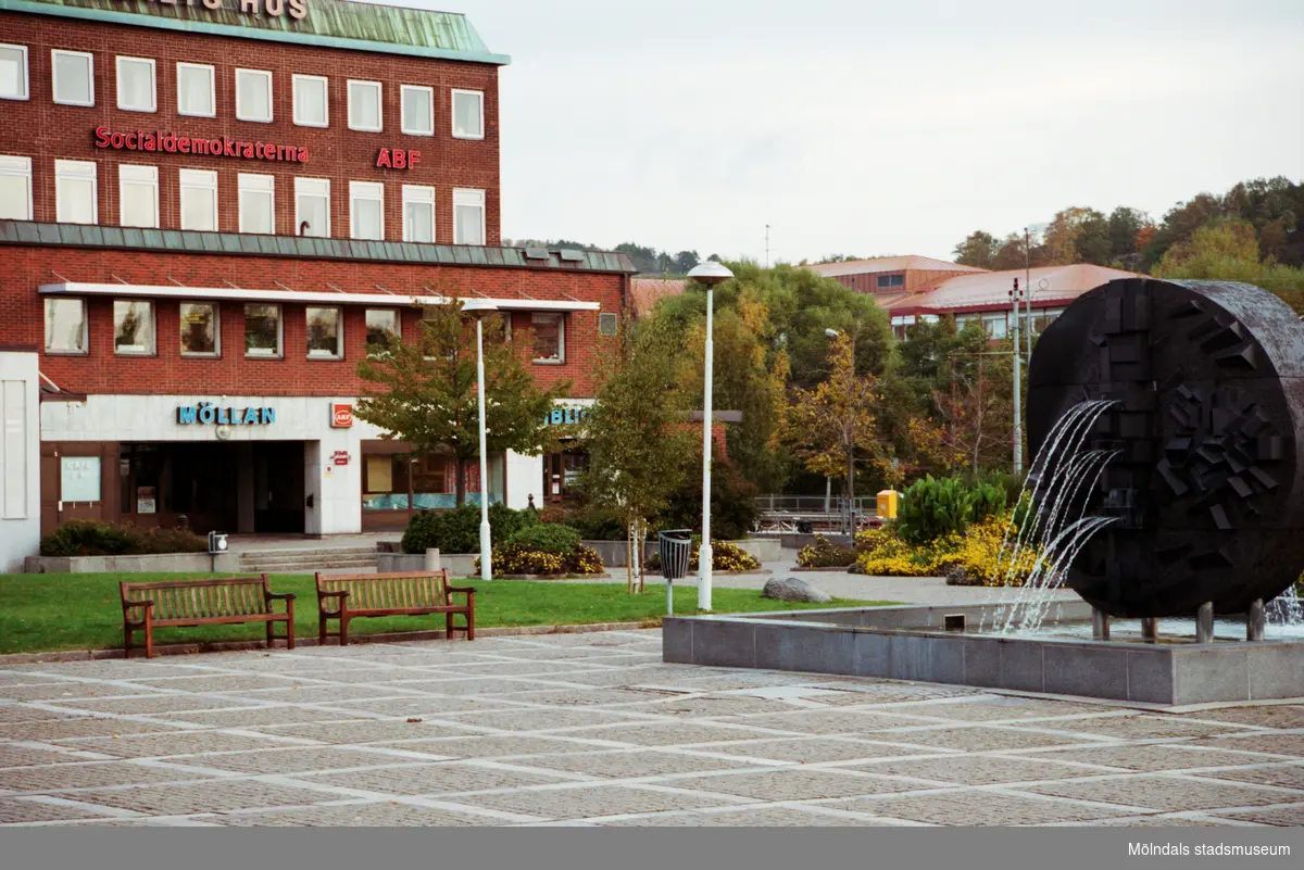 Stadshusplatsen med Folkets hus i bakgrunden. Mölndalsbro i dag - ett skolpedagogiskt dokumentationsprojekt på Mölndals museum under oktober 1996. 1996_1264-1282 är gjorda av högstadieelever från Åbyskolan 8A, grupp 2. Se även 1996_0913-0940, gruppbilder på klasserna 1996_1382-1405 och bilder från den färdiga utställningen 1996_1358-1381.