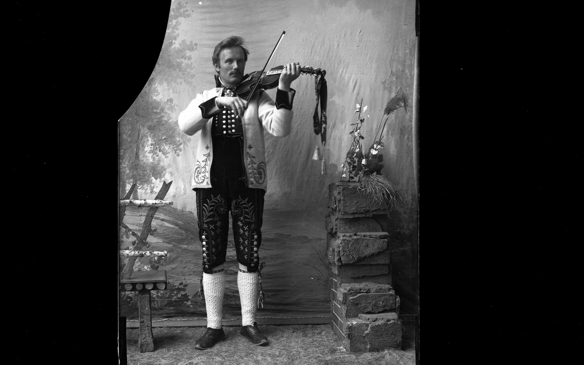 Felespelar med bunad frå Valdres. Felespelaren er Kjetil Flatin frå Seljord