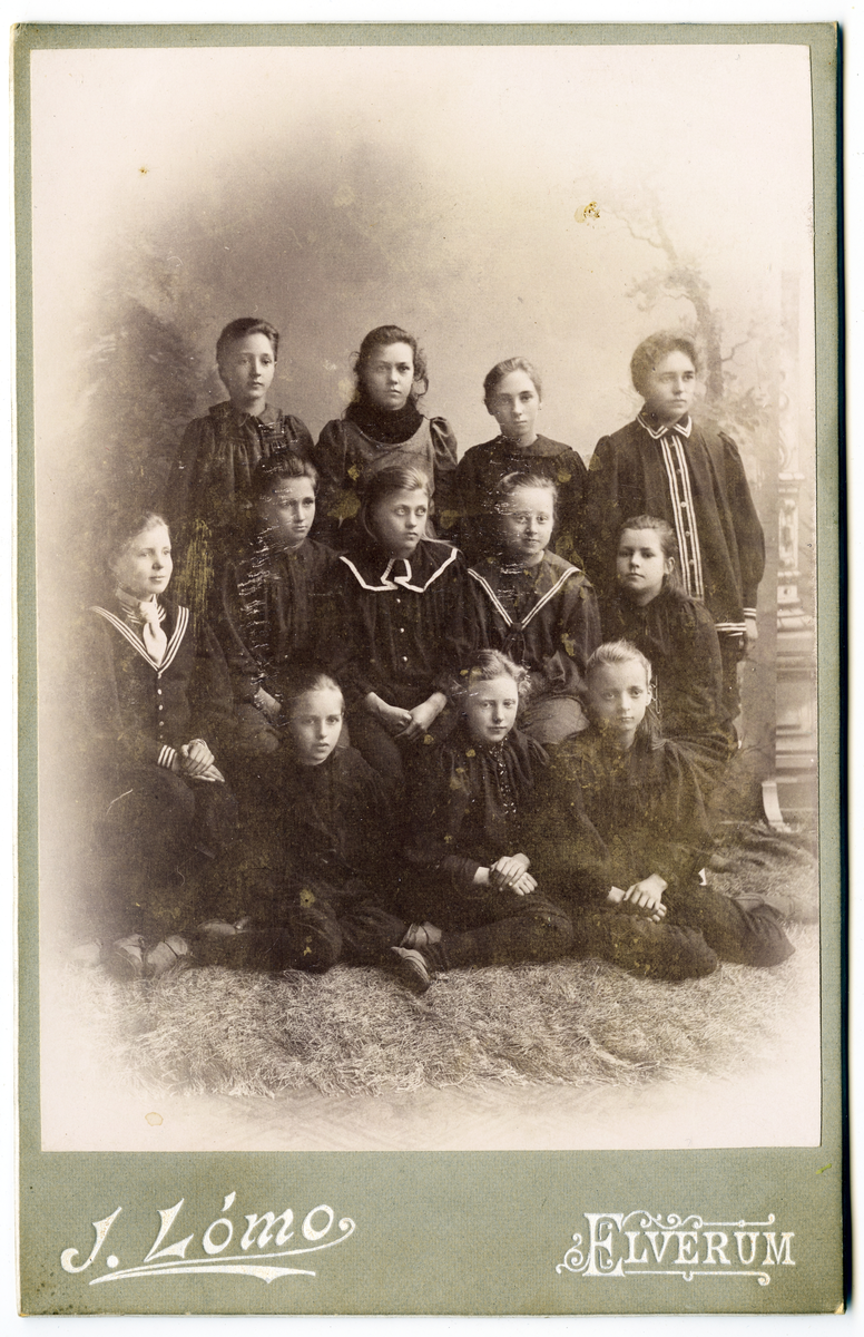 Gruppebilde. jenter.
Bak. Petra Dahl, Anne Rasch, Aslaug Larsen, Inger Mørstad.
2. rekke: Johanne Lømo, Oleane Dahl, Lise Ravneberg, Anna Skavhaugen. Lilly Christiansen.
1. rekke: Thora Moss, Laura Bull Heyerdahl, Minda Mellum.
Bilde er fra fotoalbum GM.036888.