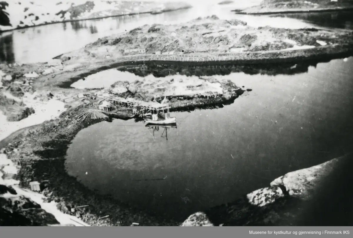 Ødeleggelser i Kamøyvær etter brenningen høsten 1944. Bilde tatt våren/sommer 1945.