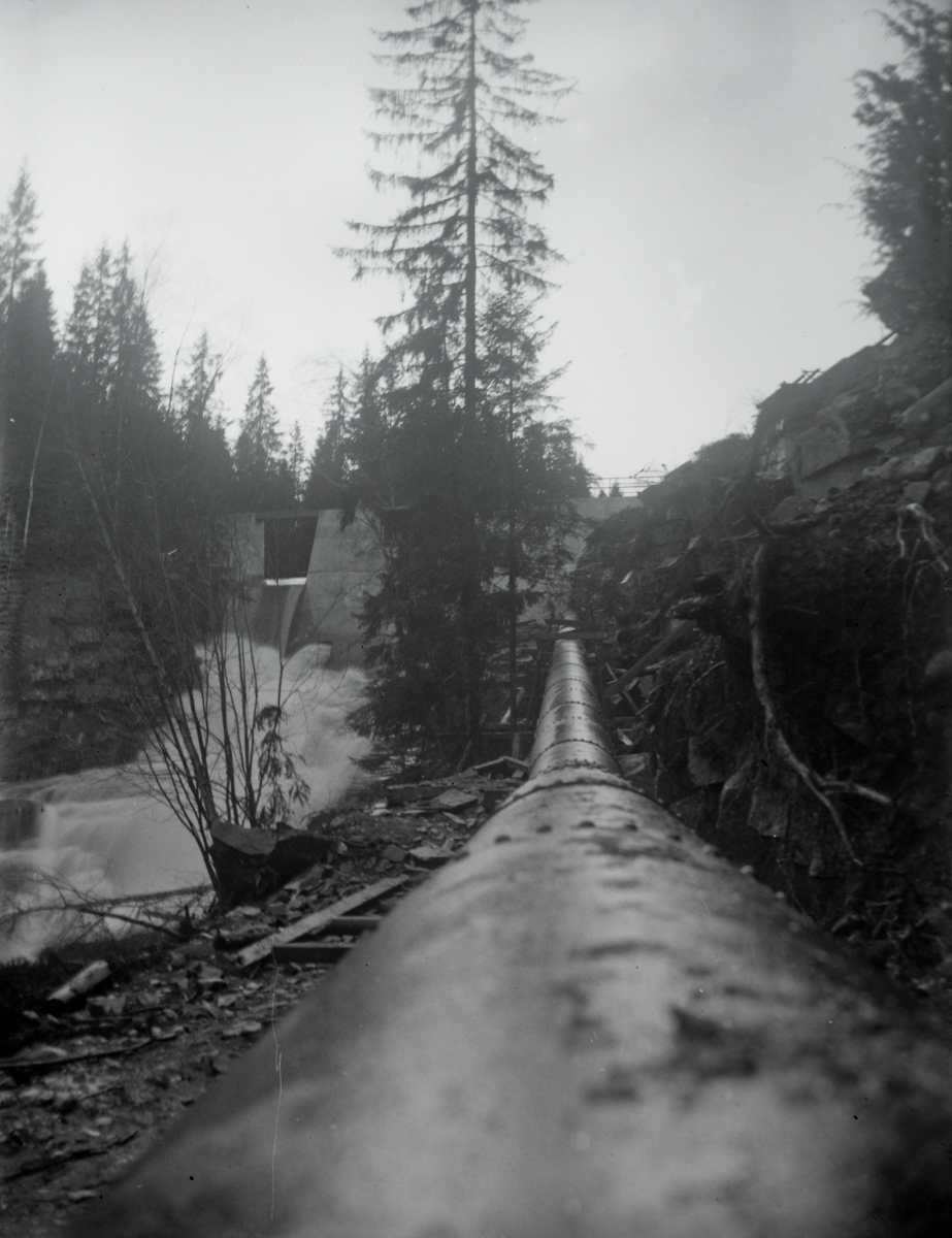 Vann føres fra Stølevann til Ytre Sandvær el.verks kraftstasjon,
Kvernerud i Passebekk.