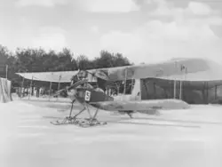 Marint flygplan Albatros B.IIa nr 5 med skidor står framför 