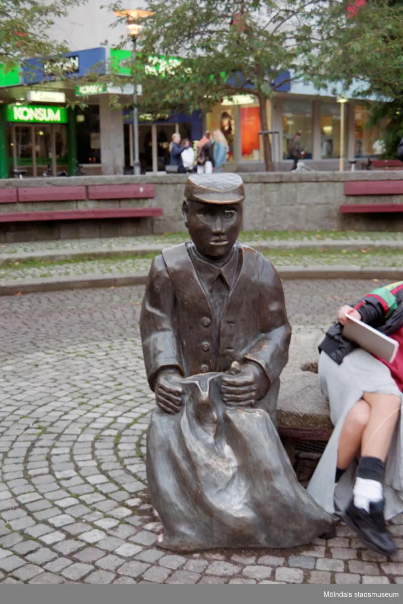 Skulpturen Albert på Mölndals torg. Mölndalsbro i dag - ett skolpedagogiskt dokumentationsprojekt på Mölndals museum under oktober 1996. 1996_1283-1300 är gjorda av högstadieelever från Åbyskolan 8A, grupp 3. Se även 1996_0913-0940, gruppbilder på klasserna 1996_1382-1405 och bilder från den färdiga utställningen 1996_1358-1381.