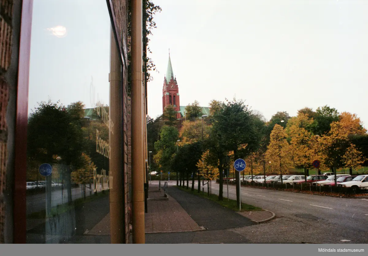 Tempelgatan västerut med Fässbergs kyrka i fonden. Till höger ligger parkeringen vid Stadshuset. Mölndalsbro i dag - ett skolpedagogiskt dokumentationsprojekt på Mölndals museum under oktober 1996. 1996_1301-1319 är gjorda av högstadieelever från Åbyskolan 8A, grupp 4. Se även 1996_0913-0940, gruppbilder på klasserna 1996_1382-1405 och bilder från den färdiga utställningen 1996_1358-1381.