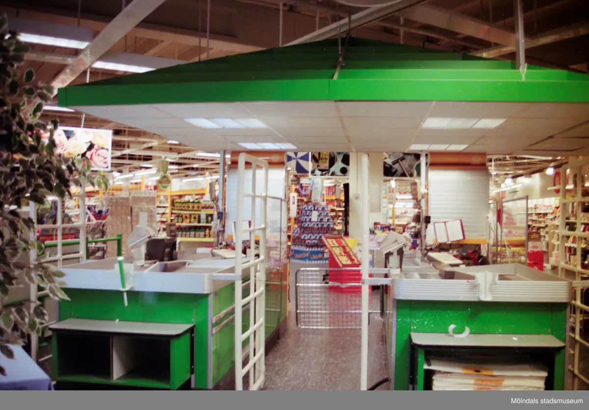 Interiör i Konsum på Nygatan/Brogatan. Mölndalsbro i dag - ett skolpedagogiskt dokumentationsprojekt på Mölndals museum under oktober 1996. 1996_1301-1319 är gjorda av högstadieelever från Åbyskolan 8A, grupp 4. Se även 1996_0913-0940, gruppbilder på klasserna 1996_1382-1405 och bilder från den färdiga utställningen 1996_1358-1381.