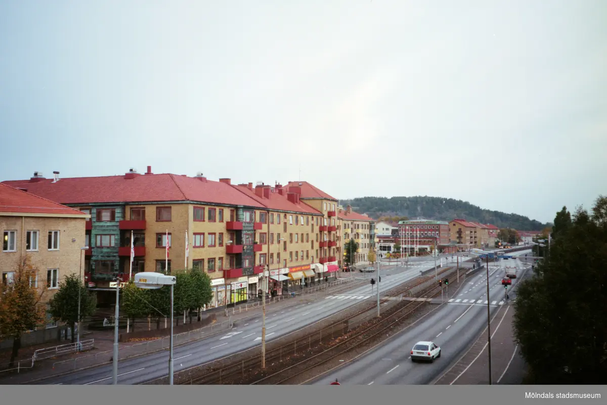 Vy åt nordväst över spårvägen och Göteborgsvägen. Mölndalsbro i dag - ett skolpedagogiskt dokumentationsprojekt på Mölndals museum under oktober 1996. 1996_1320-1337 är gjorda av högstadieelever från Åbyskolan 8A, grupp 5. Se även 1996_0913-0940, gruppbilder på klasserna 1996_1382-1405 och bilder från den färdiga utställningen 1996_1358-1381.