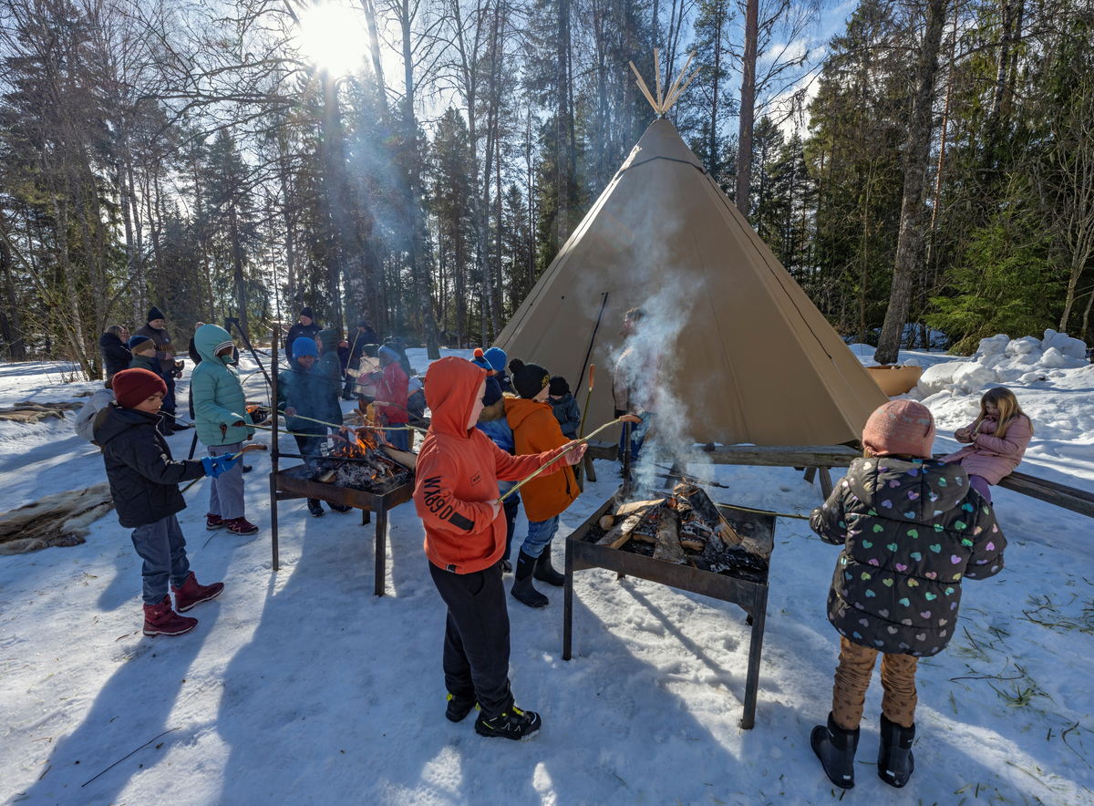 Bilde tatt i forbindelse med åpningen av Besøkssenter Skog på Norsk Skogmuseum, Elverum, Innlandet.
Elever fra 3. trinn på Frydenlund skole deltok under åpningen, både under et formidlingsopplegg med pølsegrilling på Prestøya og underholdning på scenen under åpningsseremonien i sentralhallen på Skogmuseet.