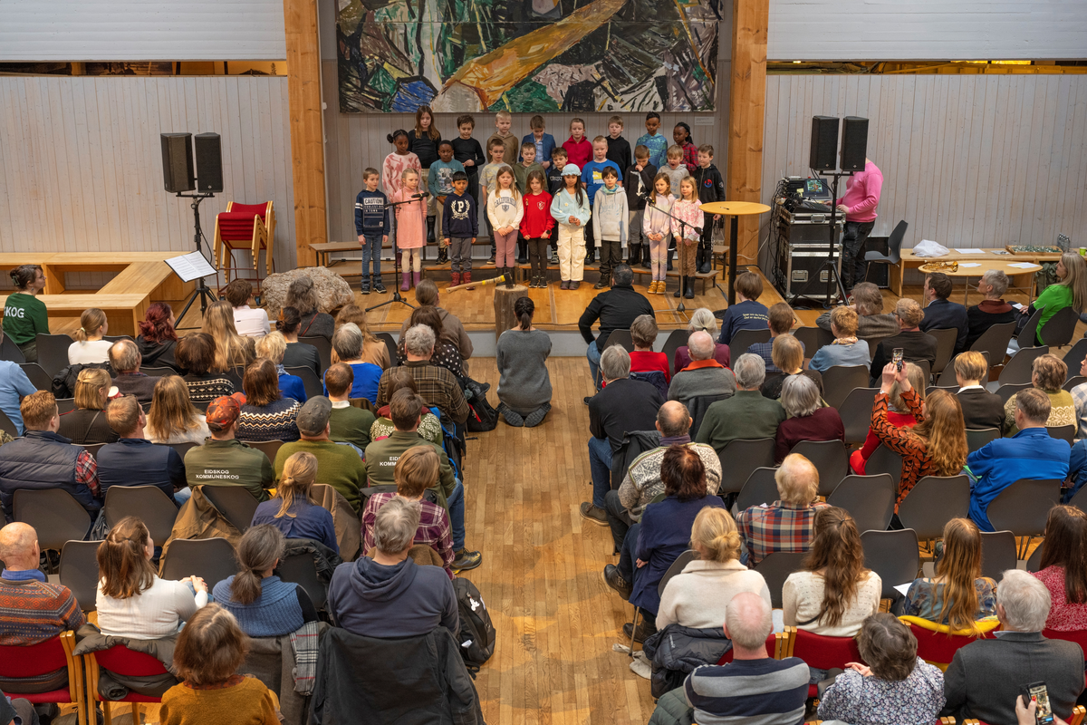 Bilde tatt i forbindelse med åpningen av Besøkssenter Skog på Norsk Skogmuseum, Elverum, Innlandet.
Elever fra 3. trinn på Frydenlund skole deltok under åpningen, både under et formidlingsopplegg med pølsegrilling på Prestøya og underholdning på scenen under åpningsseremonien i sentralhallen på Skogmuseet.