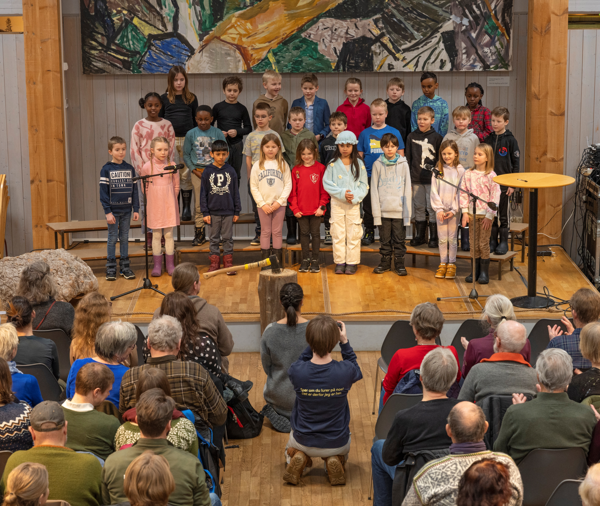 Bilde tatt i forbindelse med åpningen av Besøkssenter Skog på Norsk Skogmuseum, Elverum, Innlandet.
Elever fra 3. trinn på Frydenlund skole deltok under åpningen, både under et formidlingsopplegg med pølsegrilling på Prestøya og underholdning på scenen under åpningsseremonien i sentralhallen på Skogmuseet.