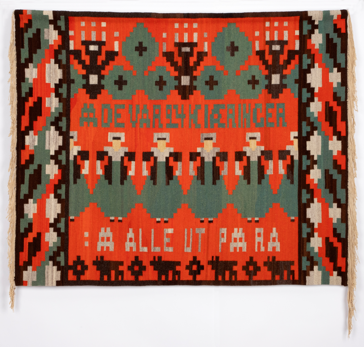 Teksten på teppet er hentet fra en norsk leikervise med samme tittel.