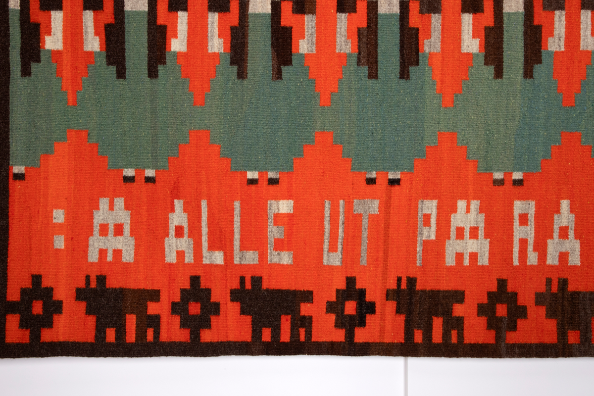 Teksten på teppet er hentet fra en norsk leikervise med samme tittel.