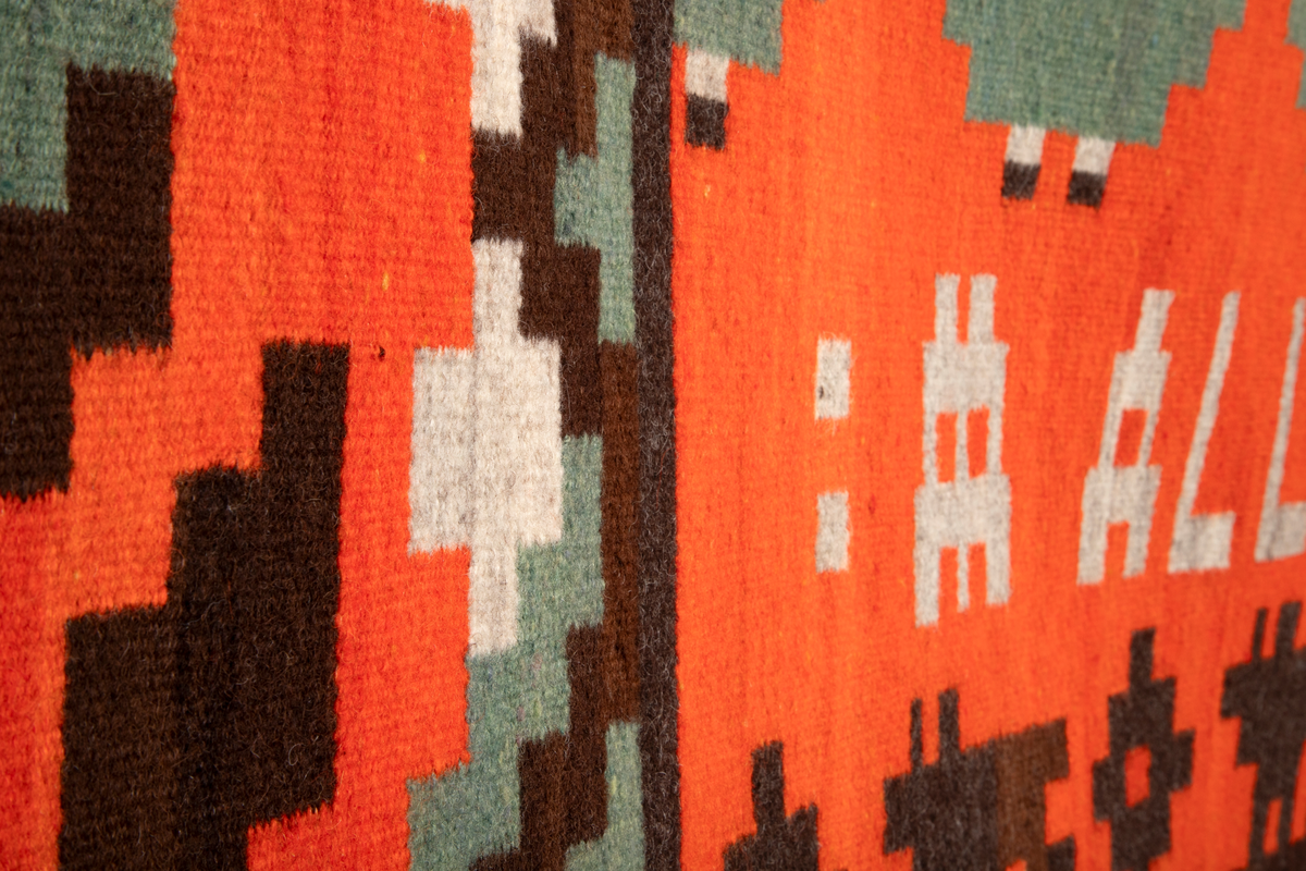 Teksten på teppet er hentet fra en norsk leikervise med samme tittel.