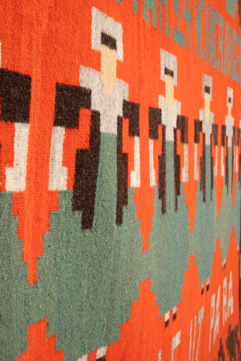 Teksten på teppet er hentet fra en norsk leikervise med samme tittel.