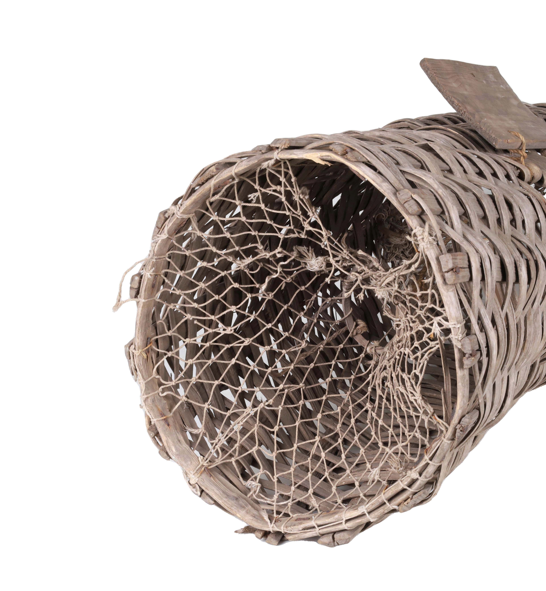 Kräftbur, även kallad kräftmjärde. Cylindrisk. Flätad ene. Ändarne med nättrattar, bundna vid en i mitten anbragt betespinne. På mitten rektangulär öppning, tillsluten med brädlucka.