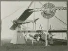 AB Enoch Thulins monter vid flygutställningen i Stockholm, maj 1915. Till vänster flygplan Thulin B, till höger flygplan Thulin D.