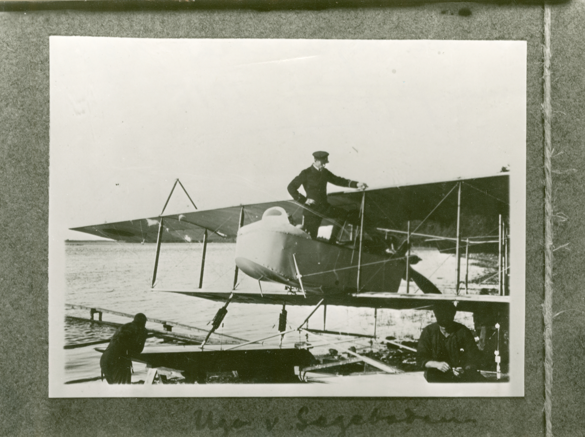 Marint flygplan Farman HF 23 med pontoner står vid vatten, 1915. I flygplanet står Ult von Segebaden. Avfotograferat foto ur fotoalbum.
