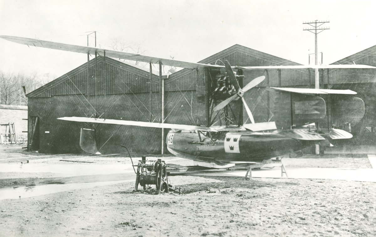 Flygbåt 46, Supermarine Channel II, märkt nr 46 tillhörande Marinen uppställd framför hangarer på Galärvarvet i Stockholm, 1921-1922.