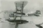 Marint flygplan Thulin G nr 13 (Flygbåt 13) uppställd vid Galärvarvet i Stockholm omkring 1917. Vy från sidan, vintertid.