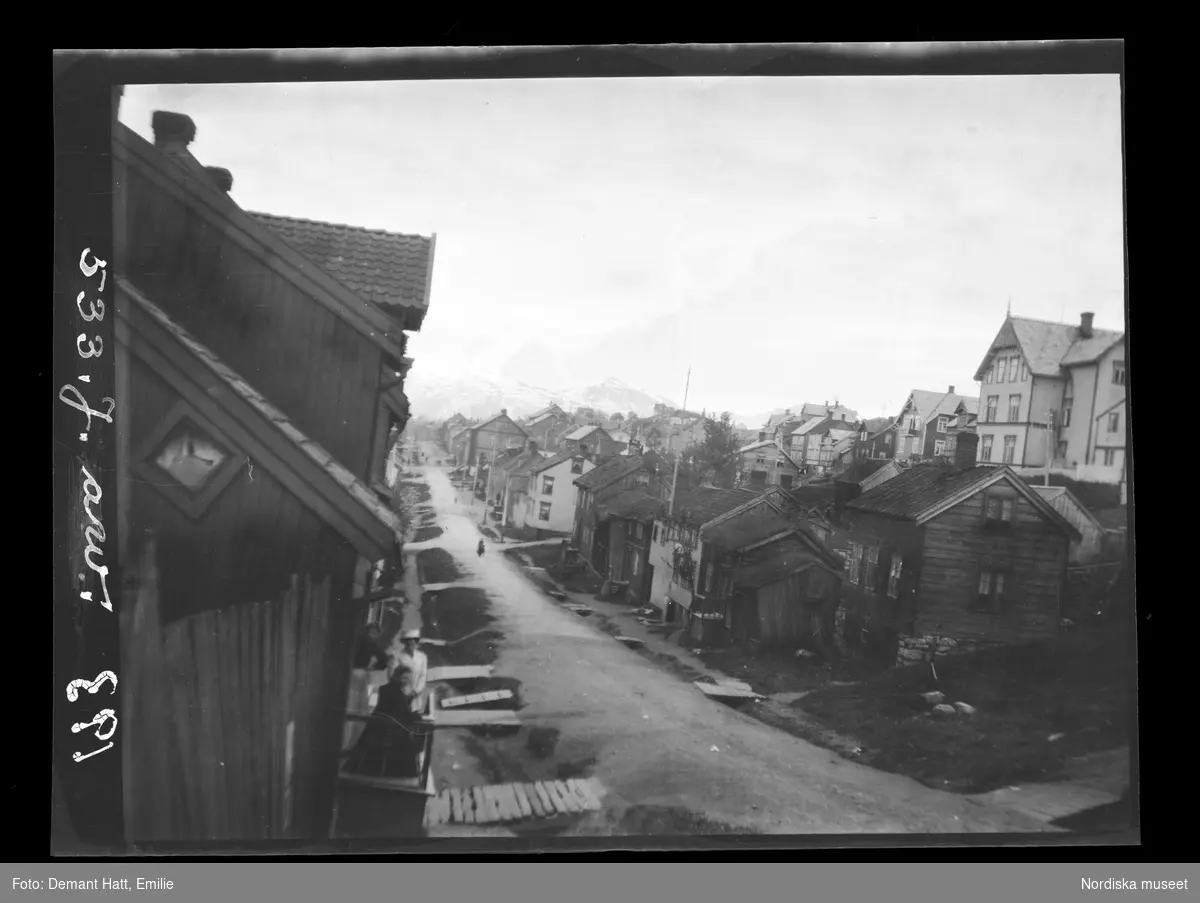 Stadsbild från Tromsø i Norge. Låga trähus kantar gatorna.Bilden ingår i en serie fotografier tagna av Emilie Demant Hatt i Sapmi mellan åren 1907 och 1916.