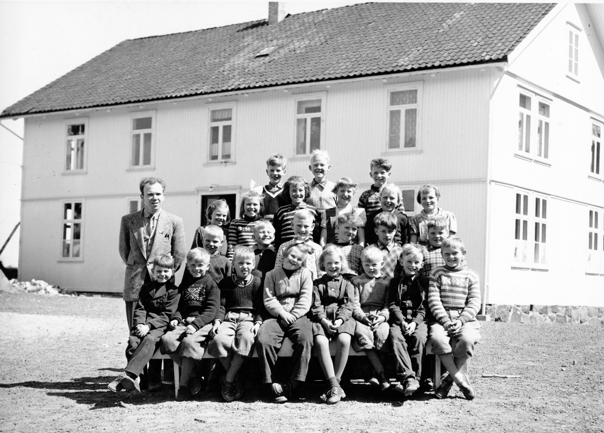 Tåtøy skole, 2 og 3. klasse. 26.05.1955. Klasseforstander Karl Evensen