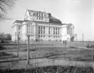 Även den väl förtrogne med Linköping kan tveka inför en första anblick mot bildens anläggning. När stadens teater stod färdig 1903 var dess omgivningar ännu till stor del opåverkade av stadens kommande utbredning. Vy från Brandstodsbolagets tomt med blicken vänd mot väster.