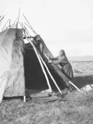 En kvinna, Siri (Sara Turi), sätter upp kåtan i Kattovuoma u