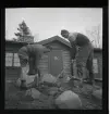 Hellasgården, Ringblom med fru på trappan samt skidåkaren Göte Andersson, 15-12-1944.