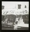 Snöskottare på taket till Vattenfallsstyrelsen, 1 februari 1945.