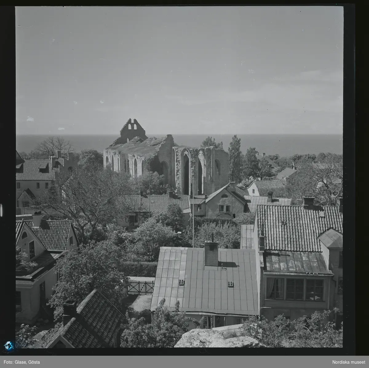 Visby i fågelperspektiv och ringmuren, 18 juni 1944.