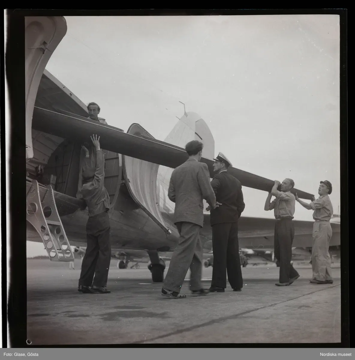 Kanotisterna kommer hem från Belgien, 1947. Första gång som kanoter fraktas med flygplan.