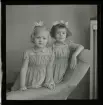Porträtt av två flickor.