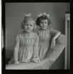 Porträtt av två flickor.