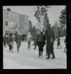 Elever leker i snön på en skolgård.