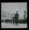 Elever ute på en skolgård. Ett par pojkar åker skridskor.