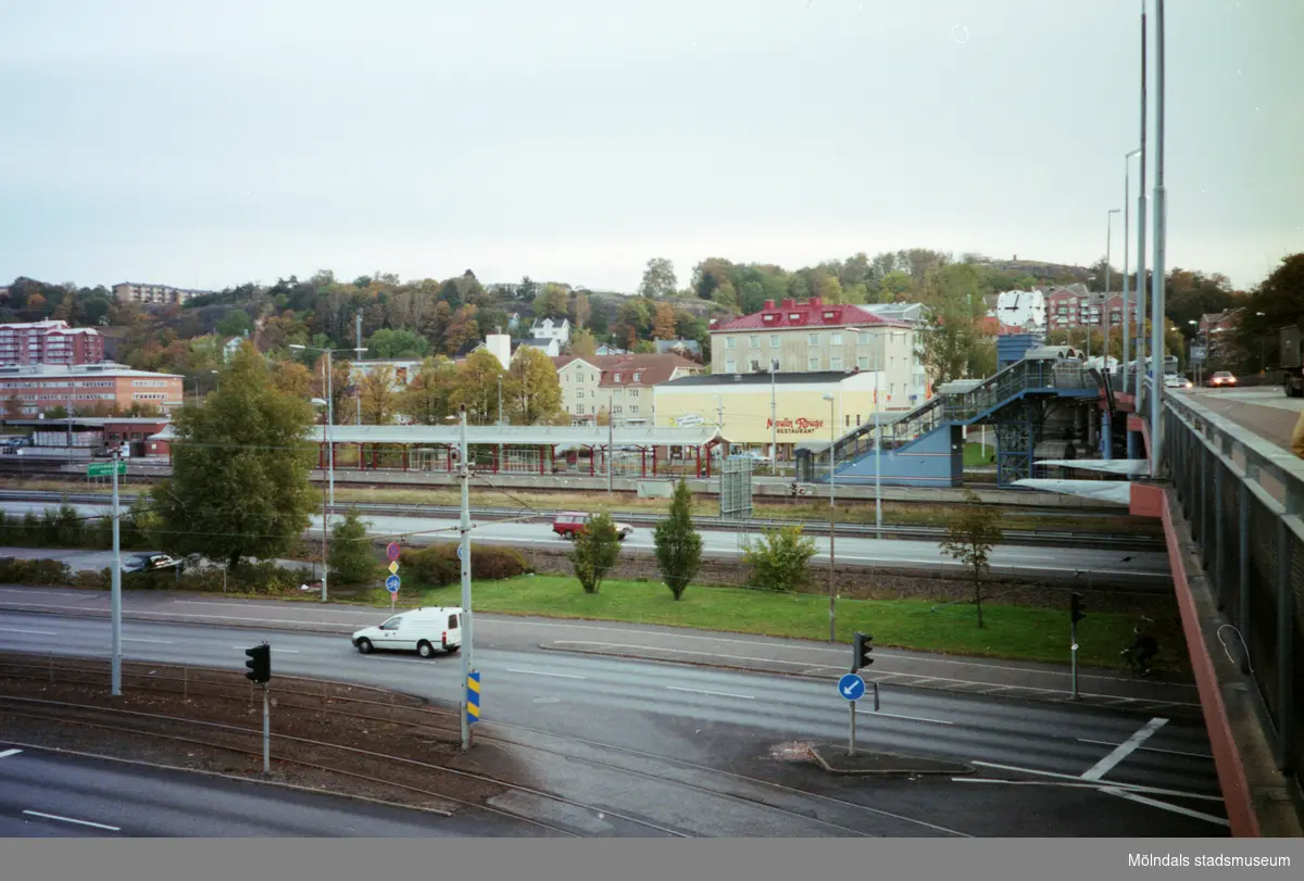 Bron österut över Göteborgsvägen och motorvägen. Mölndalsbro i dag - ett skolpedagogiskt dokumentationsprojekt på Mölndals museum under oktober 1996. 1996_1338-1356 är gjorda av högstadieelever från Åbyskolan 8A, grupp 6. Se även 1996_0913-0940, gruppbilder på klasserna 1996_1382-1405 och bilder från den färdiga utställningen 1996_1358-1381.