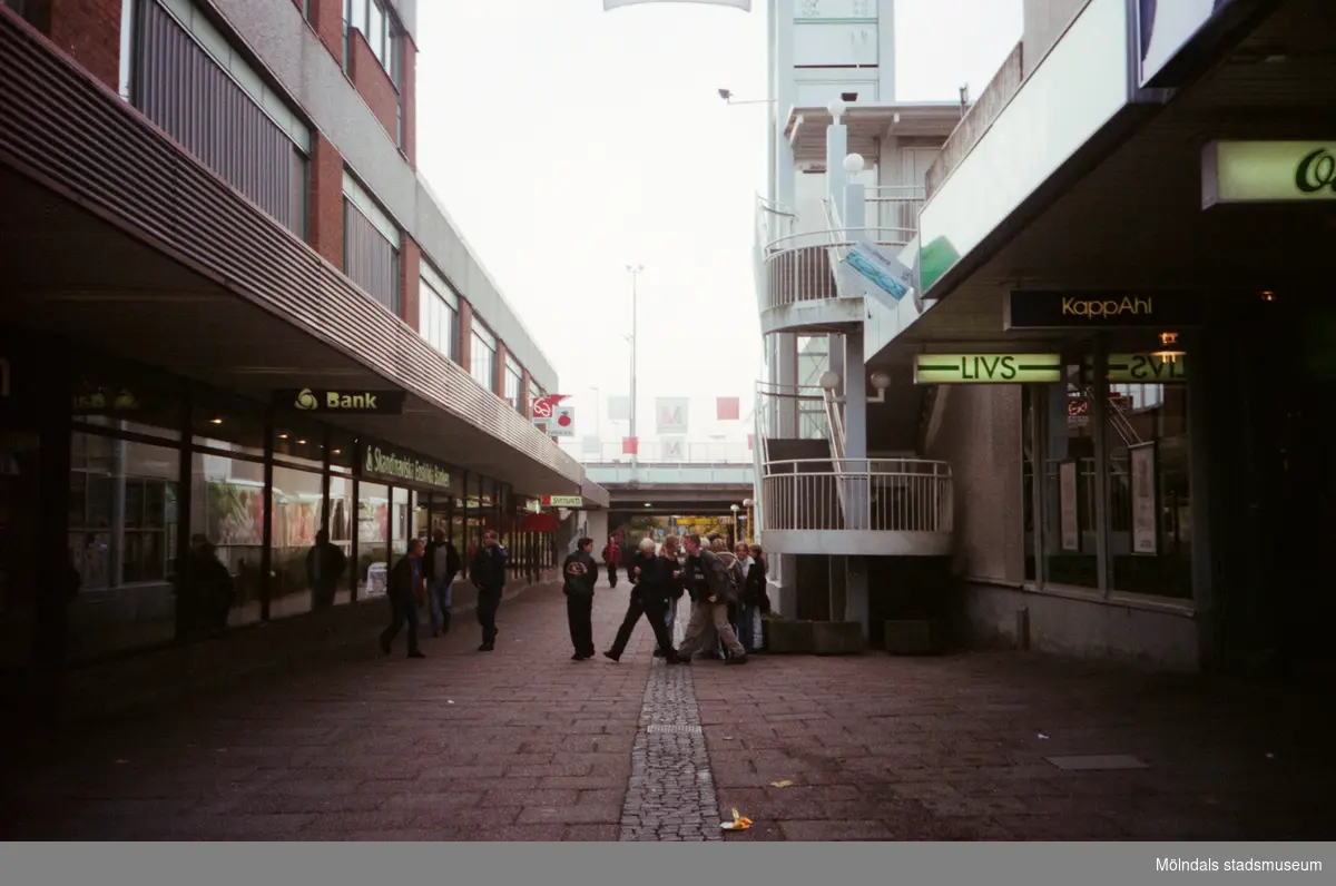 Nygatan söderut med bron i fonden. Mölndalsbro i dag - ett skolpedagogiskt dokumentationsprojekt på Mölndals museum under oktober 1996. 1996_1338-1356 är gjorda av högstadieelever från Åbyskolan 8A, grupp 6. Se även 1996_0913-0940, gruppbilder på klasserna 1996_1382-1405 och bilder från den färdiga utställningen 1996_1358-1381.