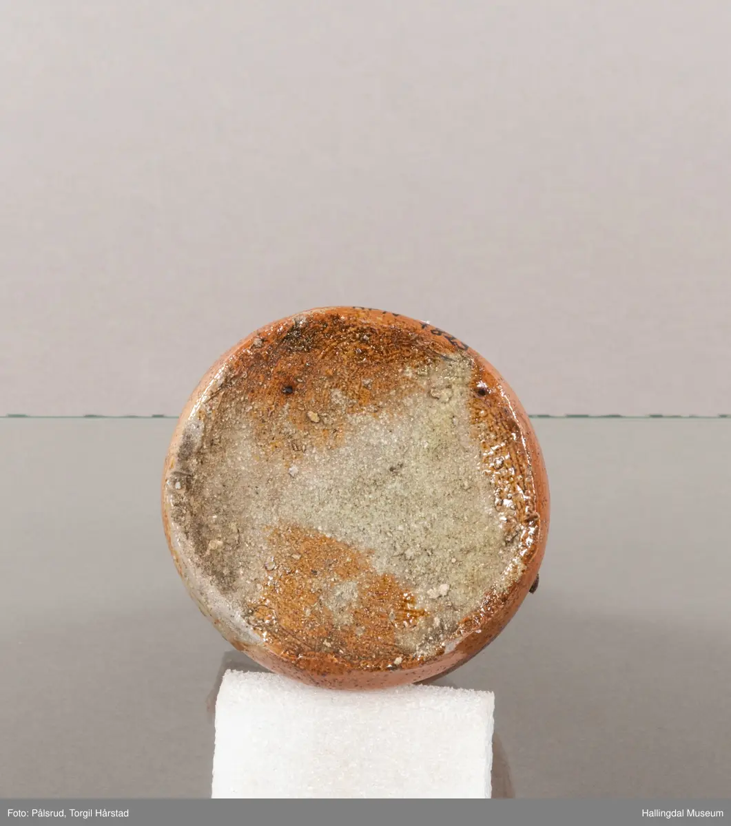 Keramikkflaske med ødelagt hank. Rustbrun, glassert.