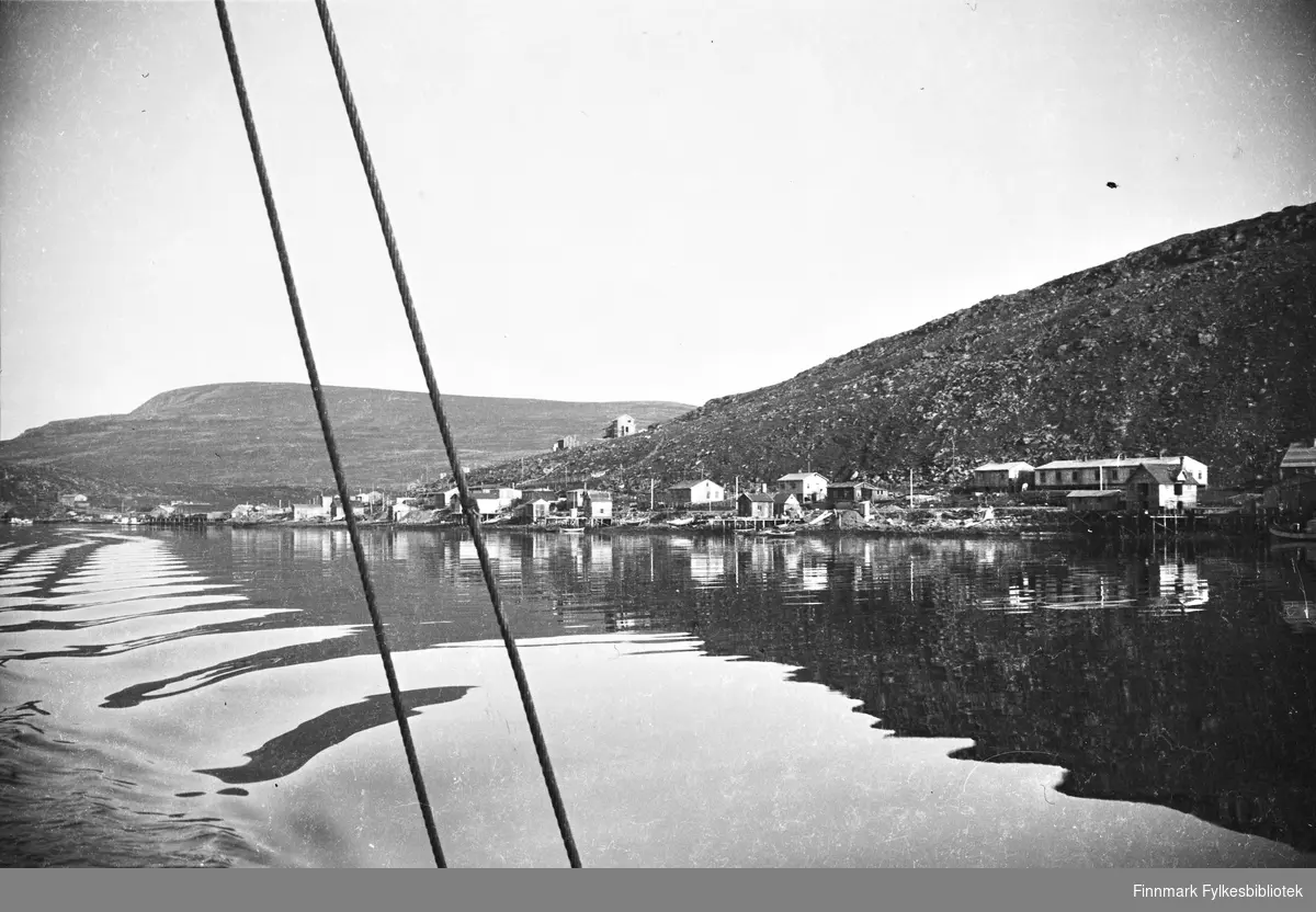 Havøysund med Havøygavlen i bakgrunnen, 1949.