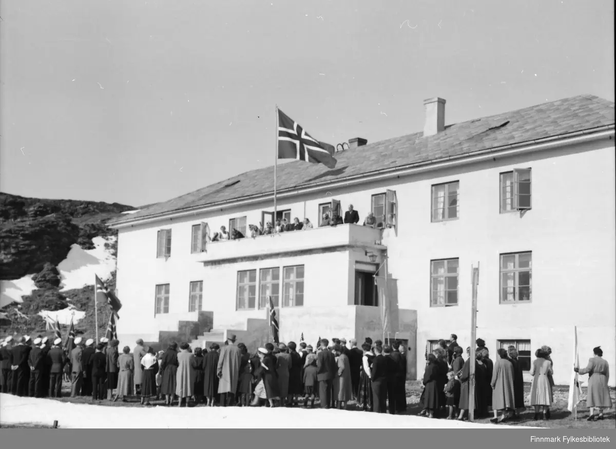 17. mai-toget utenfor Kveldsol eldrehjem i havøysund, 1952. Den ble opprinnelig bygd på Ingøy i 1916-1917. "Den stod plassert i Russehamna på Inga. Her kom eldre fra hele Finnmark. Høsten 1944 evakuerte de eldre til Eresfjord på Vestlandet (Kilde: Måsøy Museum).Eldrehjem gjenreist i 1947 vest på Stranda i Havøysund. 