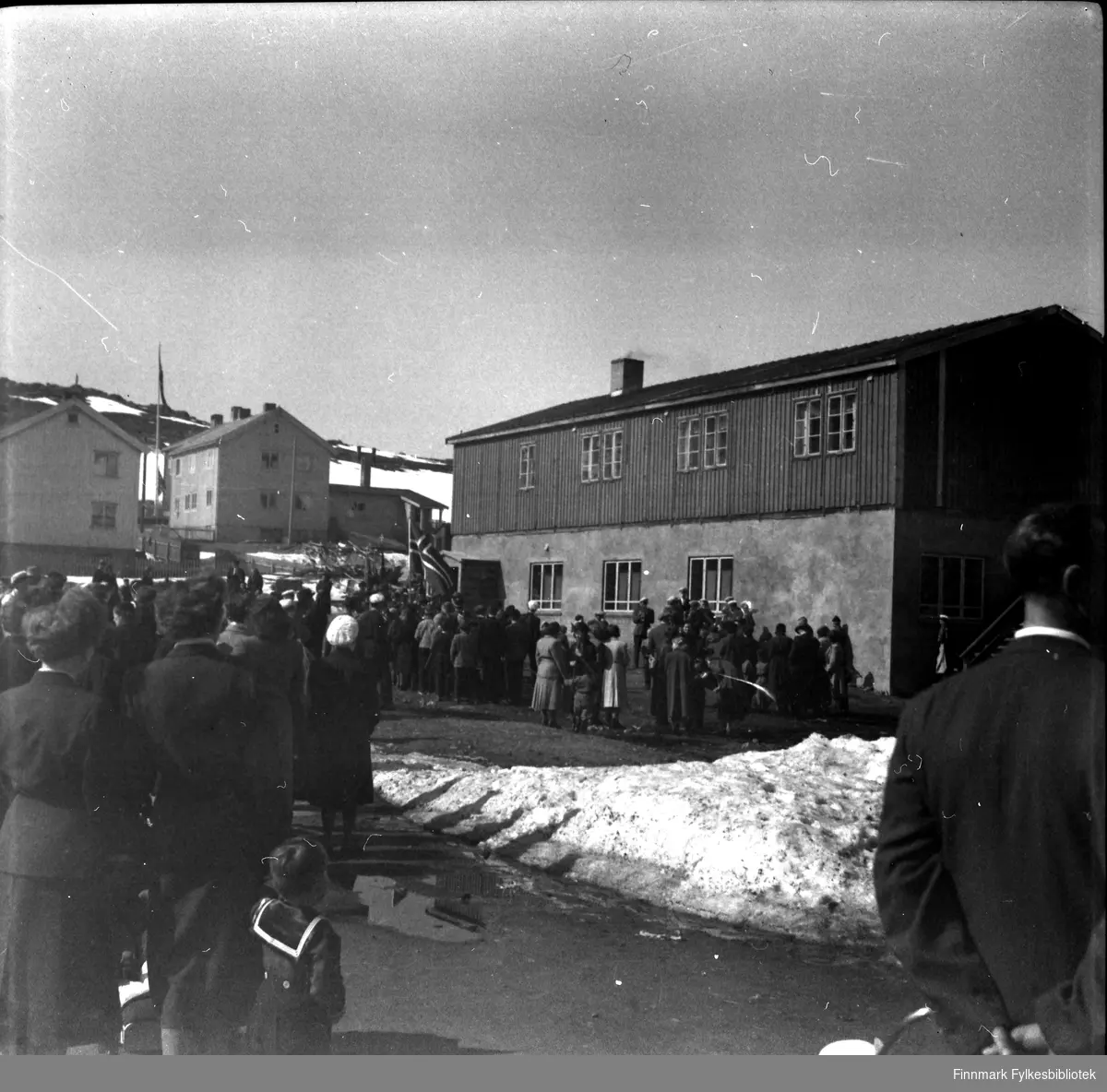 Havøysund 1952. 17. mai-toget utenfor Ungdomshuset.