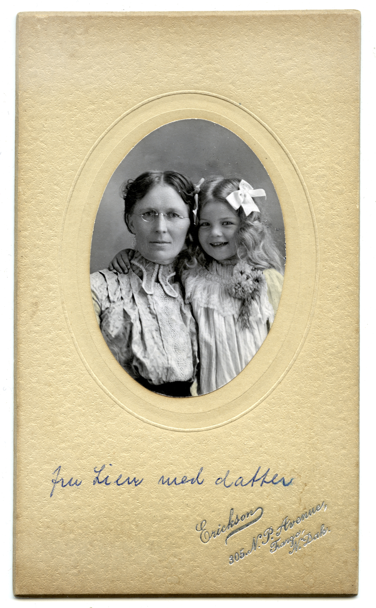 Fru Lien med datter, North Dakota, USA.
Bilde er fra fotoalbum GM.036888.