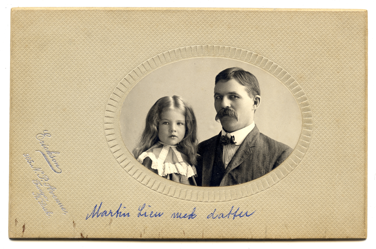 Martin Lien med datter, North Dakota, USA.
Bilde er fra fotoalbum GM.036888.