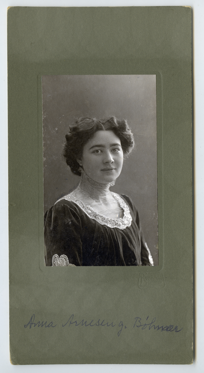 Anna Arnesen g. Bøhmer, født på Kilde i Heradsbygda.
Bilde er fra fotoalbum GM.036888.