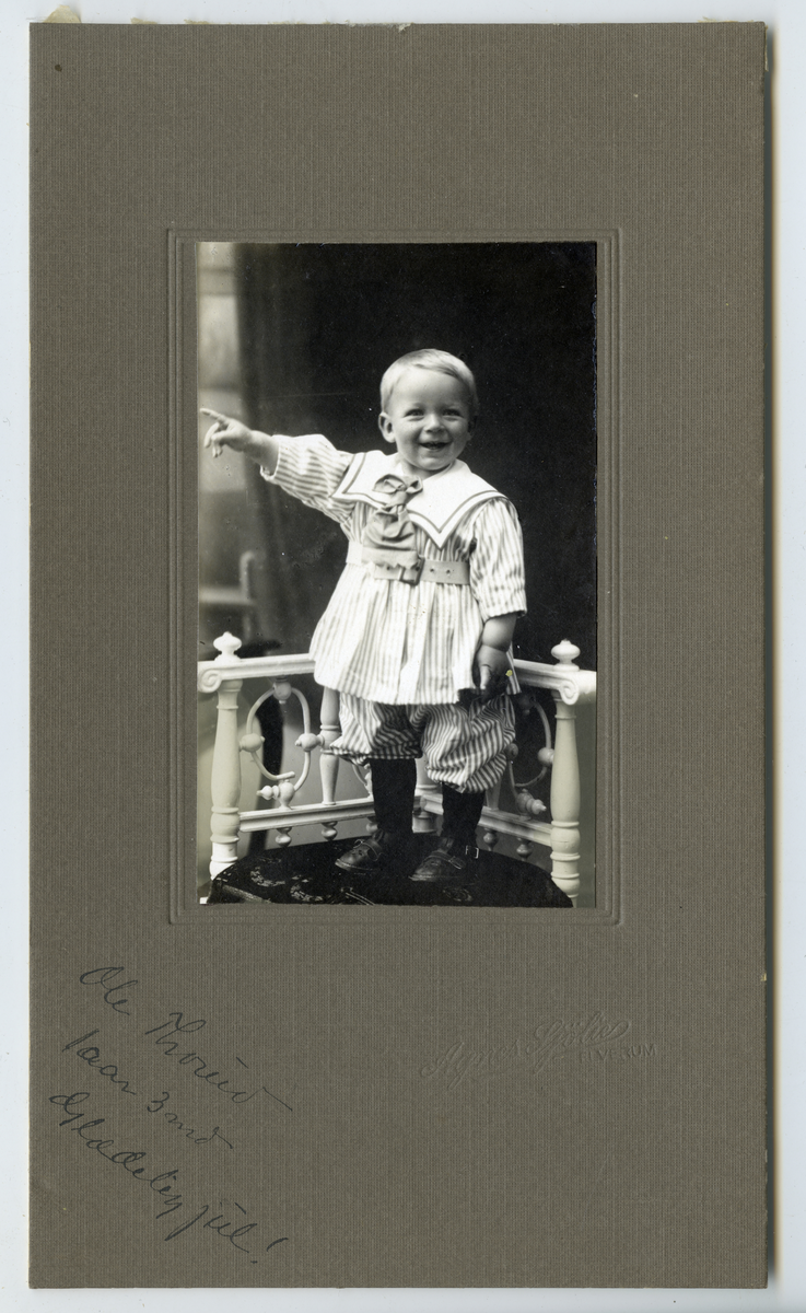 Smågutt Ole Thorud, 15 måneder gammel, falt under 2.verdens krig.
Bilde er fra fotoalbum GM.036888.